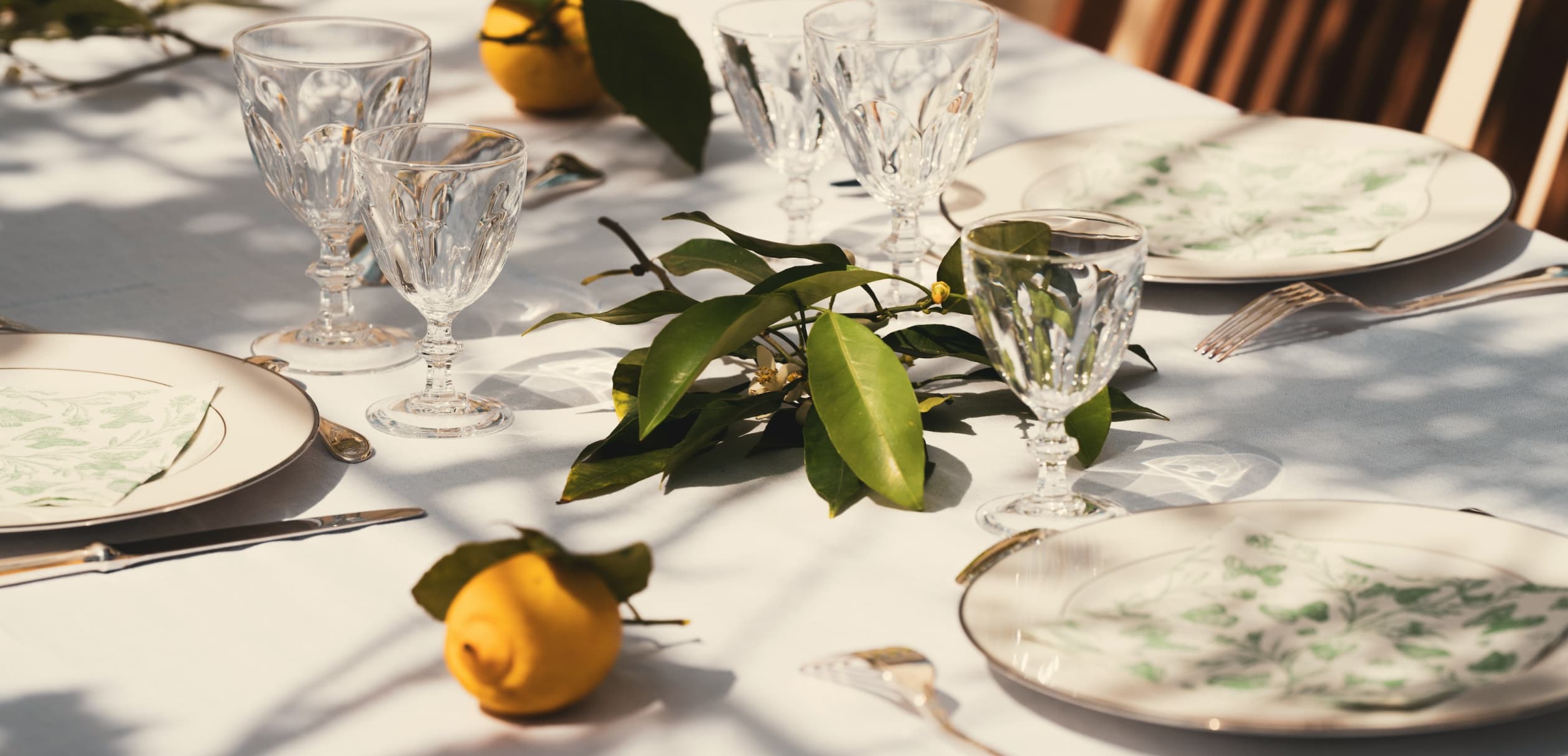 Table dressée avec vaisselle vintage